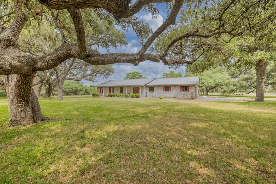 1002 Royal Oaks #1, Yorktown, TX 78164