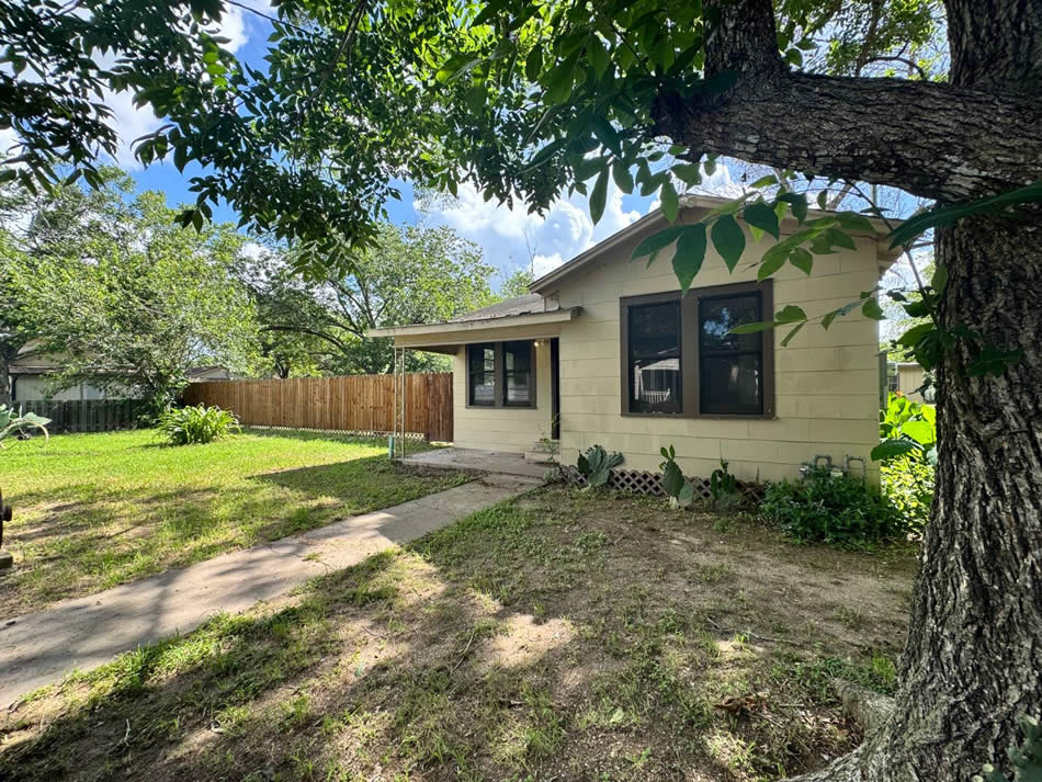114 Strieber Alley, Yorktown, TX 78164