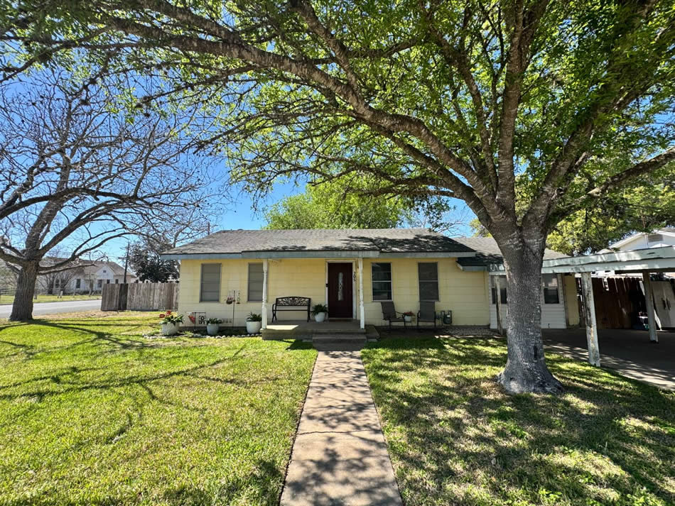 205 N. Church St., Yorktown, TX 78164